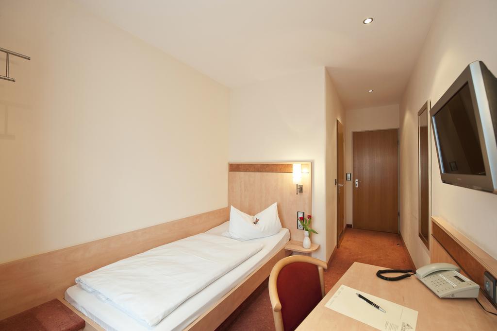 Garni Hotel Schumacher Filderstadt Room photo