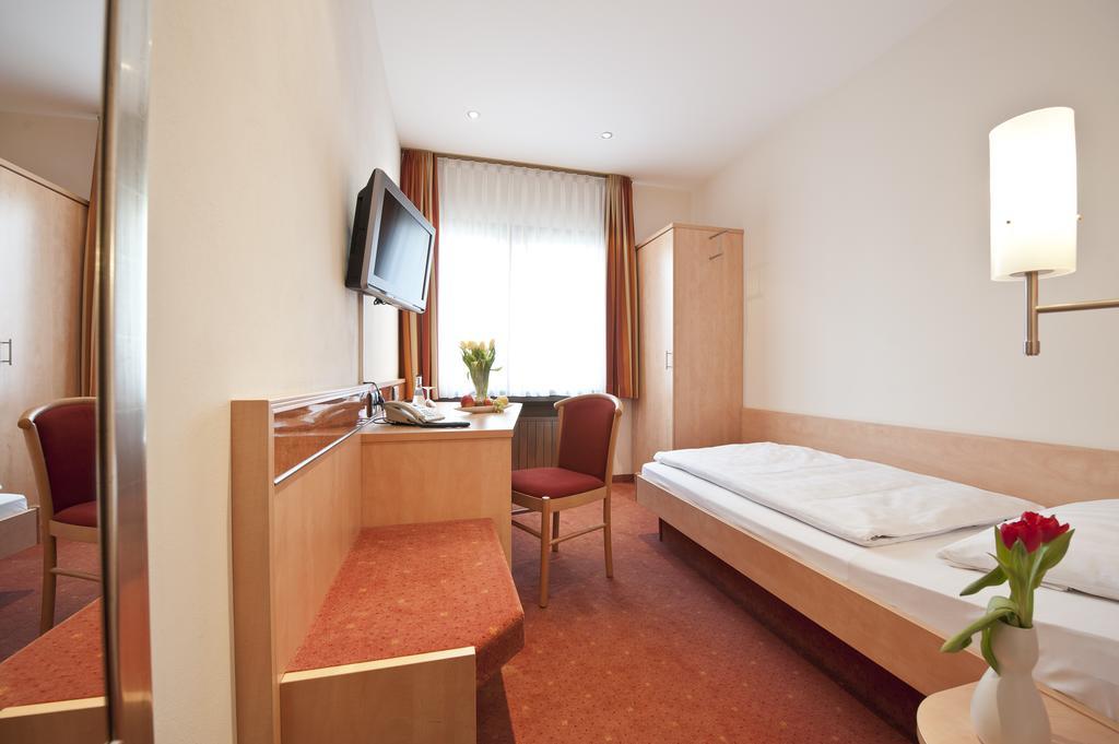 Garni Hotel Schumacher Filderstadt Exterior photo