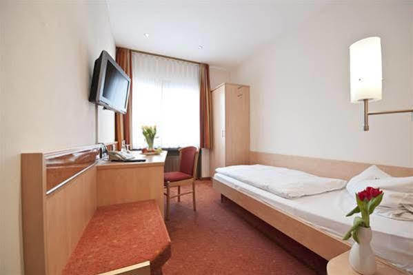 Garni Hotel Schumacher Filderstadt Exterior photo
